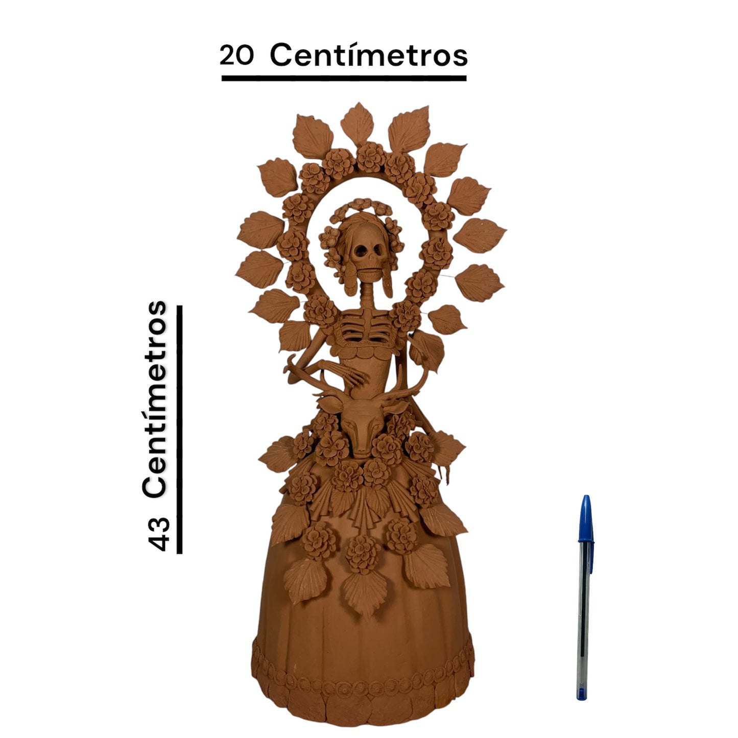 Catrina con venado esculpida en barro por maestros artesanos de capula Michoacán