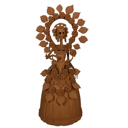 Catrina con venado esculpida en barro por maestros artesanos de capula Michoacán