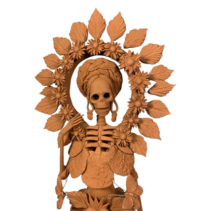 Catrina corona floral esculpida en barro por maestros artesanos de capula Michoacán