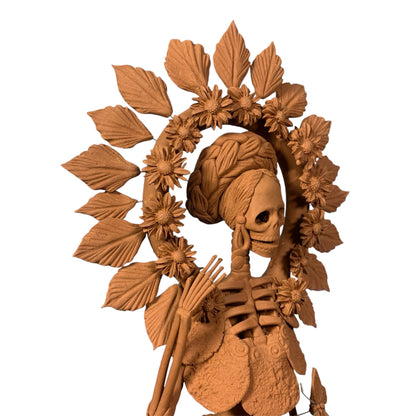 Catrina corona floral esculpida en barro por maestros artesanos de capula Michoacán