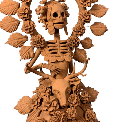 Catrina con venado esculpida en barro por maestros artesanos de capula Michoacán