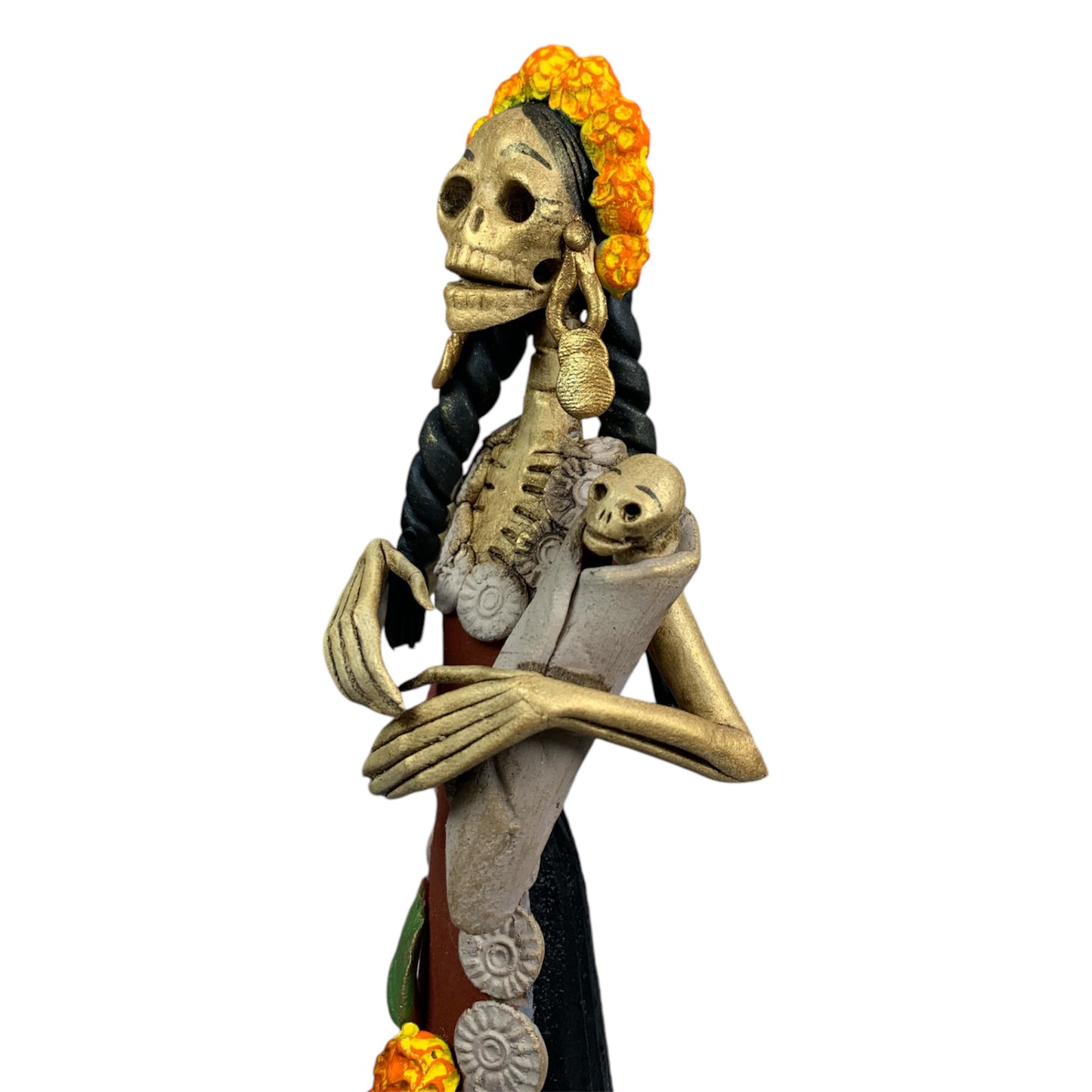 Catrina con bebé esculpida en barro por maestros artesanos de capula Michoacán