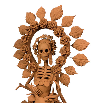 Catrina con venado esculpida en barro por maestros artesanos de capula Michoacán