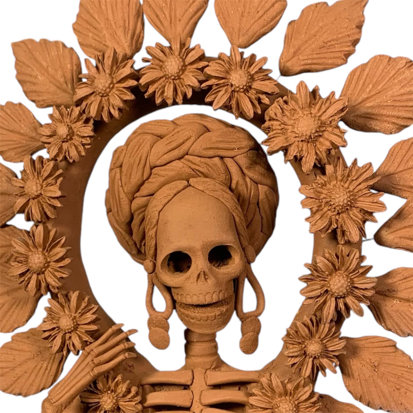 Catrina corona floral esculpida en barro por maestros artesanos de capula Michoacán