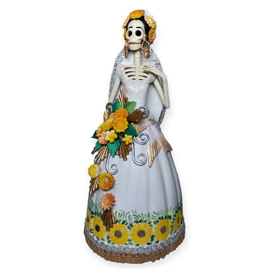 Catrina vestido de novia esculpida en barro por artesanos de Capula Michoacán