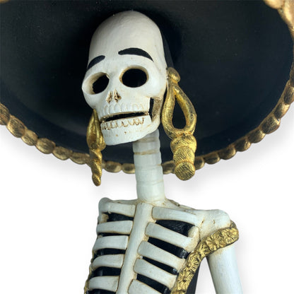 Catrina esculpida en barro por artesanos de Capula Michoacán